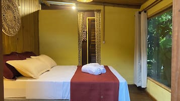 Deluxe Suite, 1 Queen Bed, Patio, Garden View