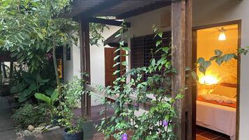 Suíte superior, 1 cama de casal, varanda, vista para o jardim | Área da propriedade