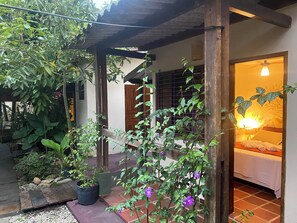 Suite superior, 1 cama doble, patio, vistas al jardín | Jardines del alojamiento