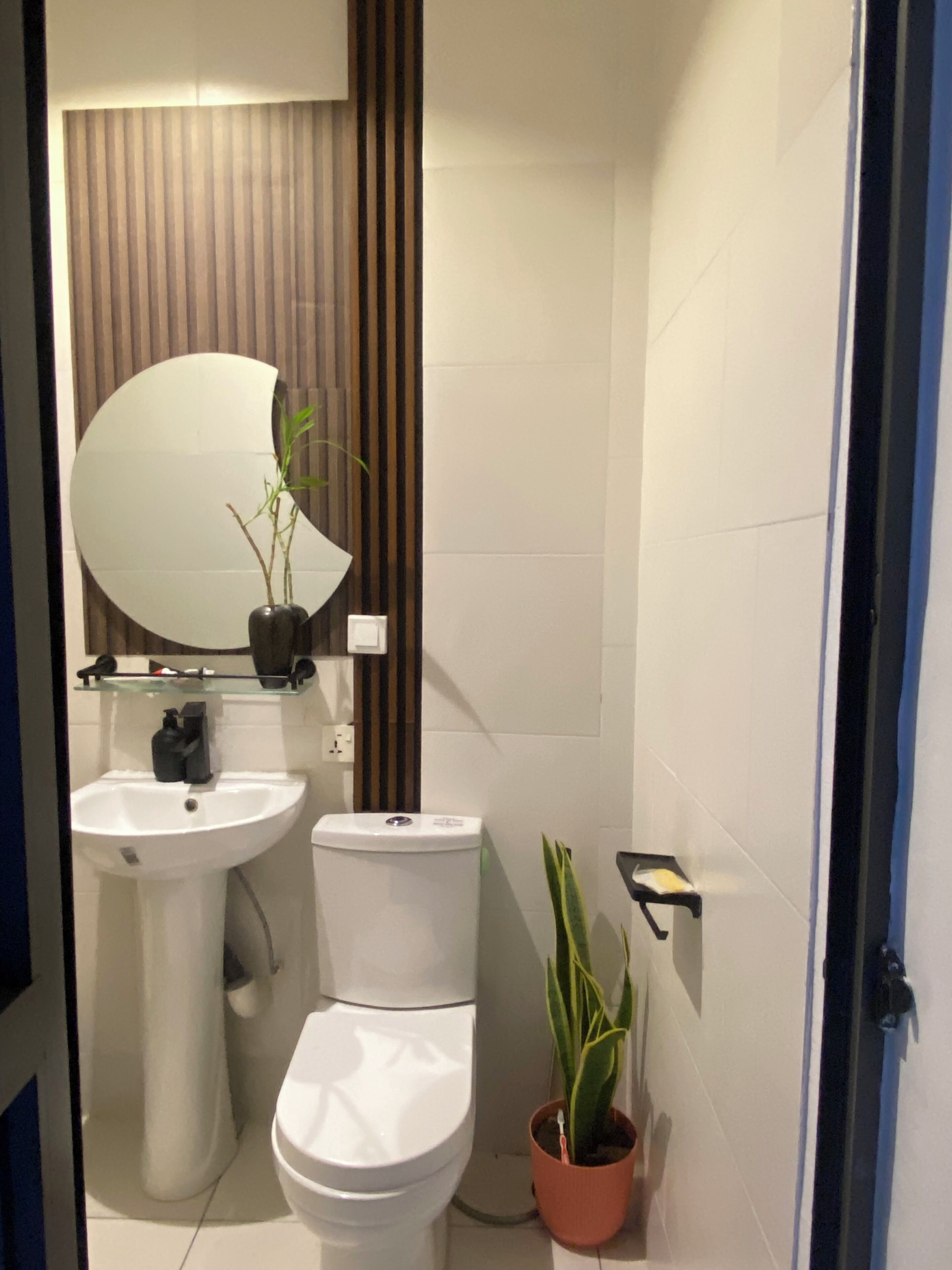 Douche, sèche-cheveux, serviettes fournies, savon