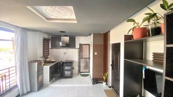 Réfrigérateur, micro-ondes, plaque de cuisson, bouilloire électrique