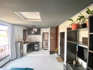 Réfrigérateur, micro-ondes, plaque de cuisson, bouilloire électrique