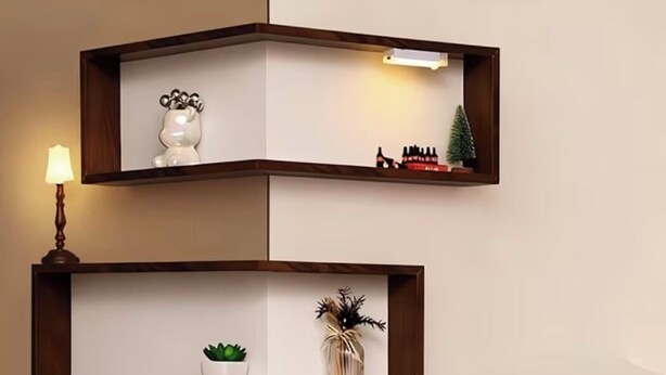 Een hoekplankje met drie planken, elk versierd met diverse decoratieve objecten.