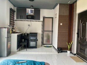 Réfrigérateur, micro-ondes, plaque de cuisson, bouilloire électrique