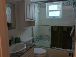 Shower, towels - Terrific 2-bedroom condo in sunny Sarasota Florida (Sarasota)