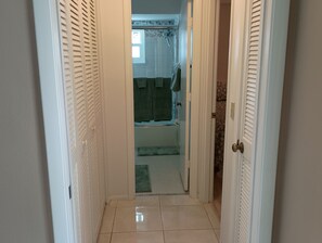 Shower, towels - Terrific 2-bedroom condo in sunny Sarasota Florida (Sarasota)