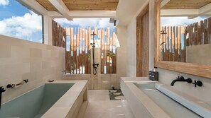 Douche, sèche-cheveux, bidet, serviettes fournies