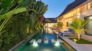 Outdoor pool - Casa Mateo – Sumptuous Luxury 6-Bedroom Villa with Private Pool (badung)
