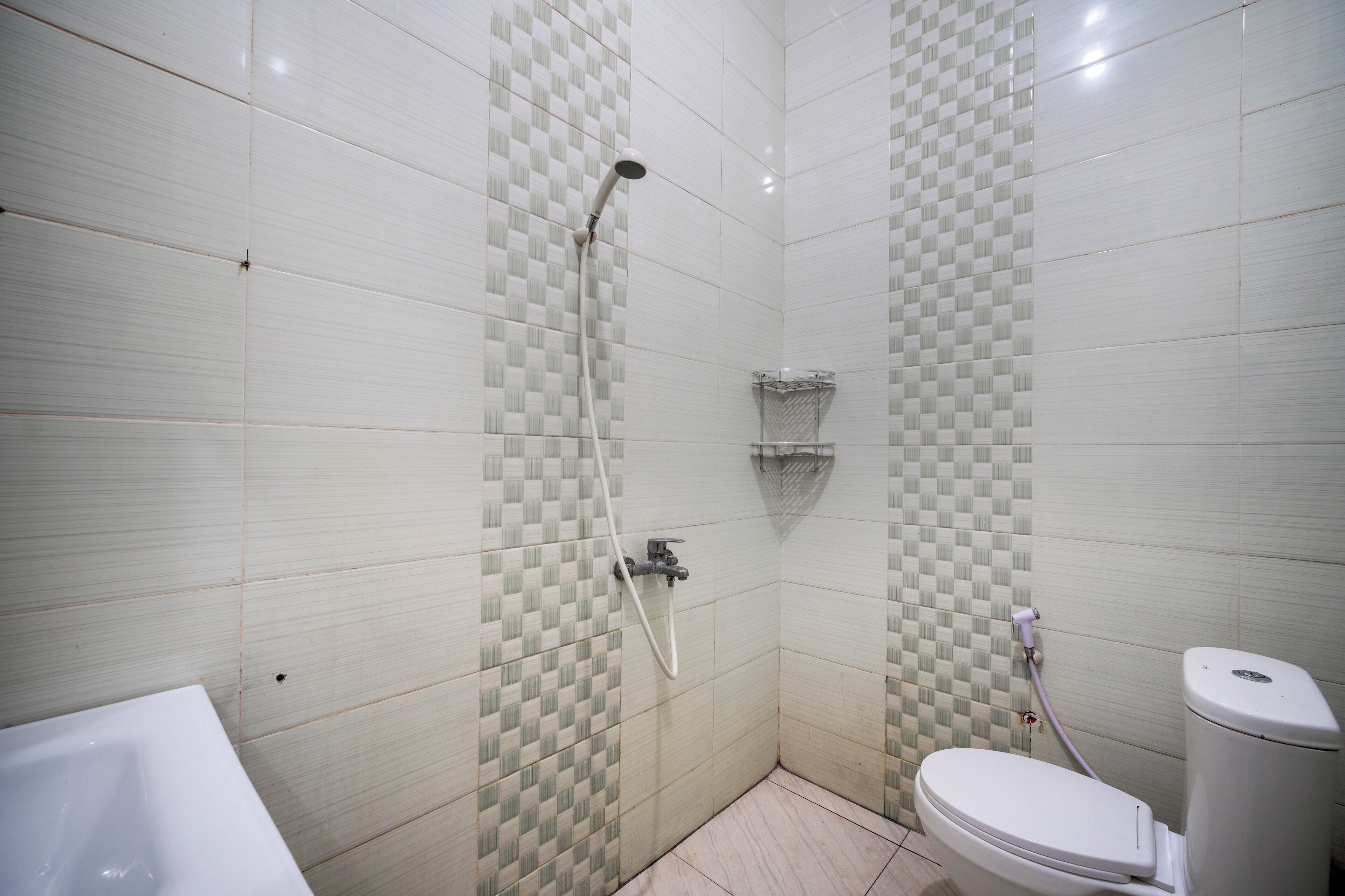 Deluxe tweepersoonskamer | Badkamer | Een douche, handdoeken