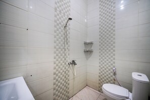 Habitación doble Deluxe | Baño | Regadera y toallas 