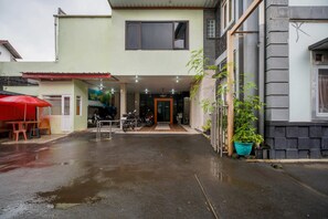 Exterior - De Jewellery Guesthouse by ARBA (Kota Jakarta Selatan)
