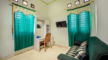 Standard-Doppelzimmer | Wohnbereich | 28-Zoll-LED-Fernseher mit Digitalempfang