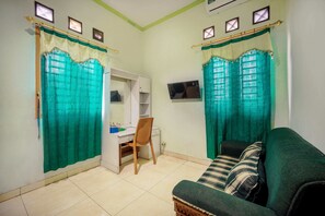 Standard Double Room | Living area - De Jewellery Guesthouse by ARBA (Kota Jakarta Selatan)