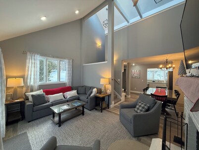 R1 Renovated ski-in ski-out condo in Bretton Woods with fireplace