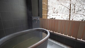 Chambre Junior avec lits jumeaux, non-fumeur (Suite PrivateOpenAirBath Shower Only) | Salle de bain | Douche, séchoir à cheveux, serviettes fournies, papier de toilette