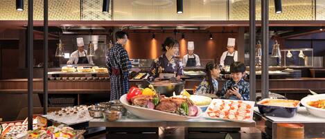Ein Restaurant mit Buffet und verschiedenen Speiseausgaben sowie einer Sushi-Bar.