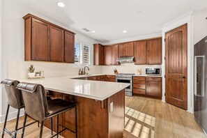 Fridge, microwave, oven, stovetop - Luxury 3-bedroom +den house with AC among Ponderosa pines Flagstaff (Flagstaff)