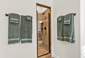 Dusche, Haartrockner, Handtücher, Seife