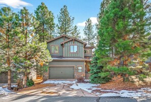 Exterior - Luxury 3-bedroom +den house with AC among Ponderosa pines Flagstaff (Flagstaff)