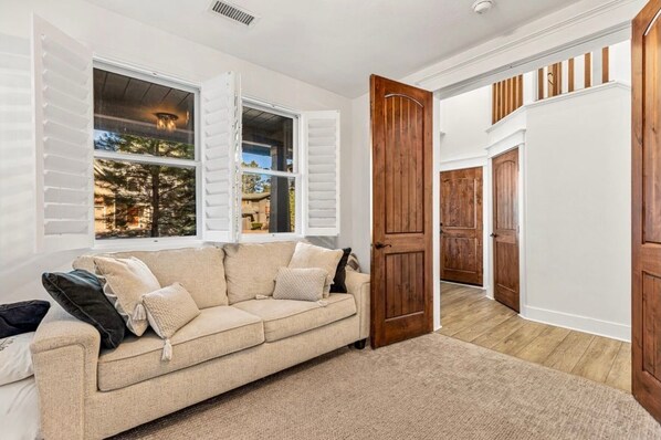 Smart TV, fireplace - Luxury 3-bedroom +den house with AC among Ponderosa pines Flagstaff (Flagstaff)