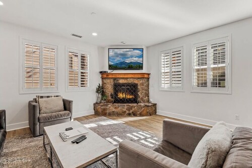 Luxury 3-bedroom +den house with AC among Ponderosa pines Flagstaff