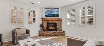 Luxury 3-bedroom +den house with AC among Ponderosa pines Flagstaff