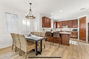 Dining - Luxury 3-bedroom +den house with AC among Ponderosa pines Flagstaff (Flagstaff)