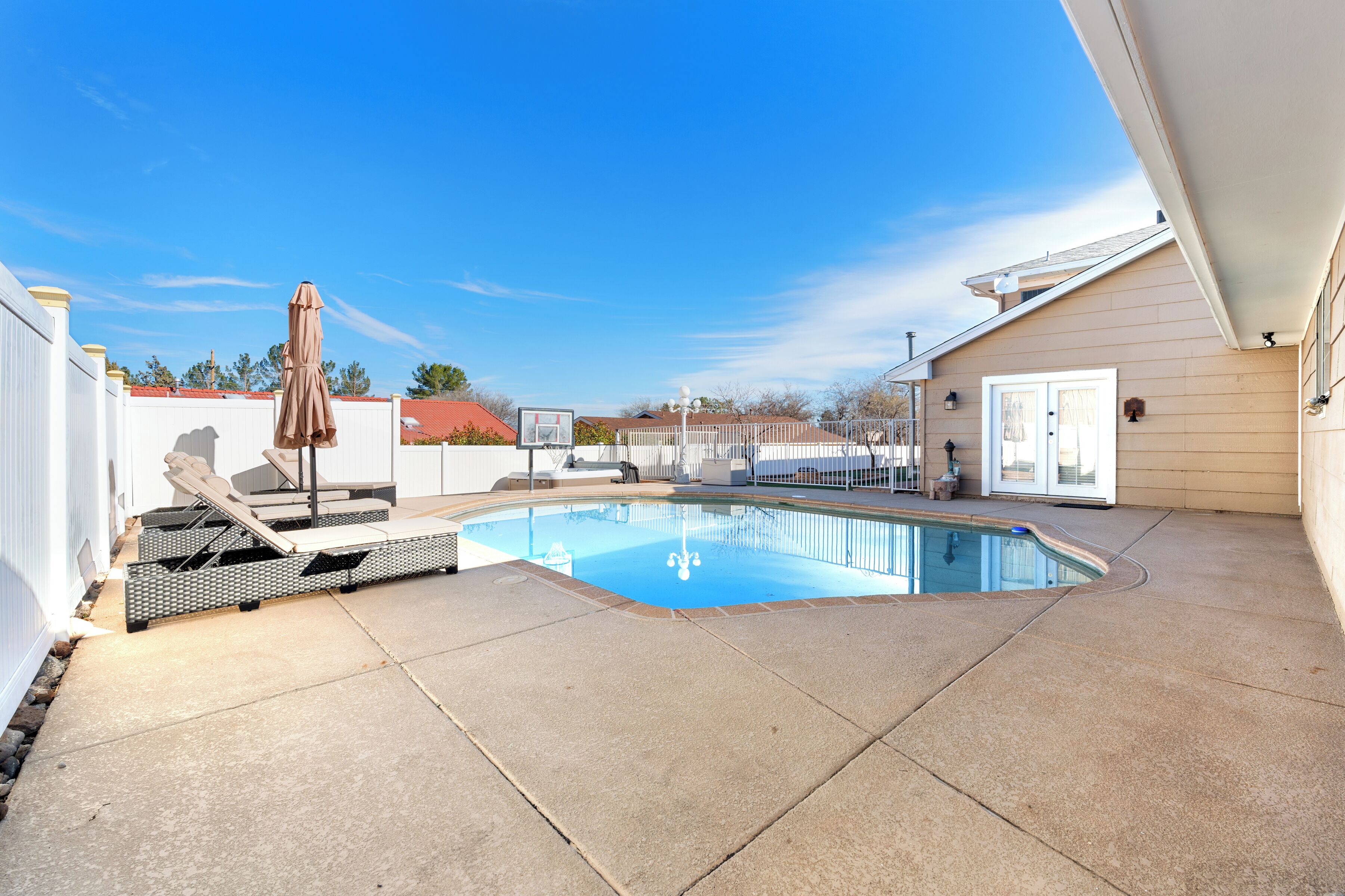 Utomhuspool och uppvärmd pool