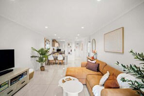 TV, offices - Golden Beach Getaway - Oaks Oasis Resort (Caloundra Region)