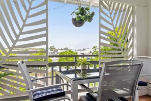Outdoor dining - Golden Beach Getaway - Oaks Oasis Resort (Caloundra Region)