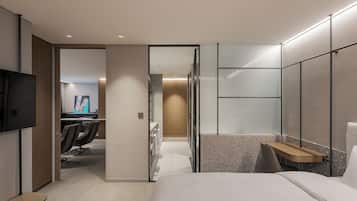 Suite (Artist) | In-room safe, blackout curtains, iron/ironing board, free WiFi