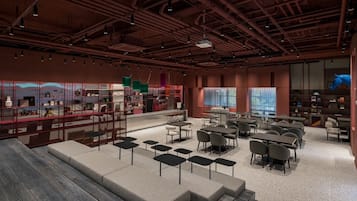 Daily buffet breakfast (KRW 22000 per person)