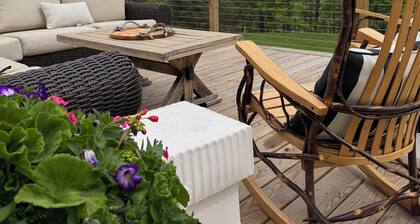 NEW! Farmhouse Mountain View’s,FireplaceGrill, Pet-Friendly, Soaking Tub