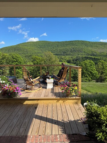 NEW! Farmhouse Mountain View’s,FireplaceGrill, Pet-Friendly, Soaking Tub