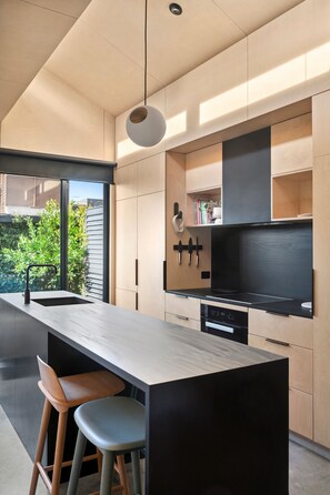 Fridge, microwave, oven, stovetop - Heritage meets Scandi I Town House in Geelong CBD (Geelong West)