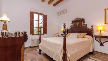 3 slaapkamers, een strijkplank/strijkijzer, gratis wifi, beddengoed