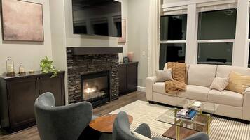 智能電視、壁爐、書籍