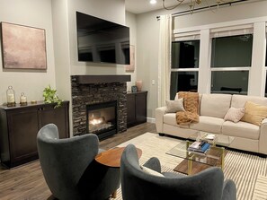 Smart-TV, Kamin, Bücher