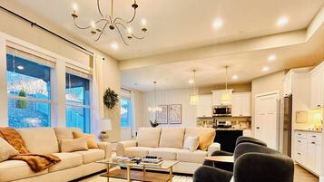 智能電視、壁爐、書籍