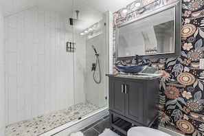Dusche, Haartrockner, Bidet, Handtücher
