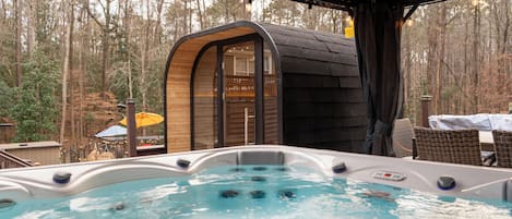Outdoor spa tub