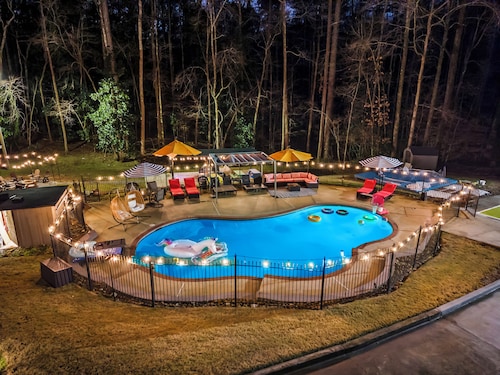 Lux ATL Estate Pool/Hot tub/Sauna/Pickleball/Game room/Indoor-outdoor Theater