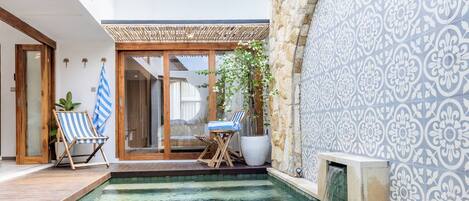 Una piscina cubierta