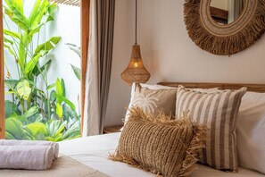 Caja de seguridad en la habitación y tabla de planchar con plancha 