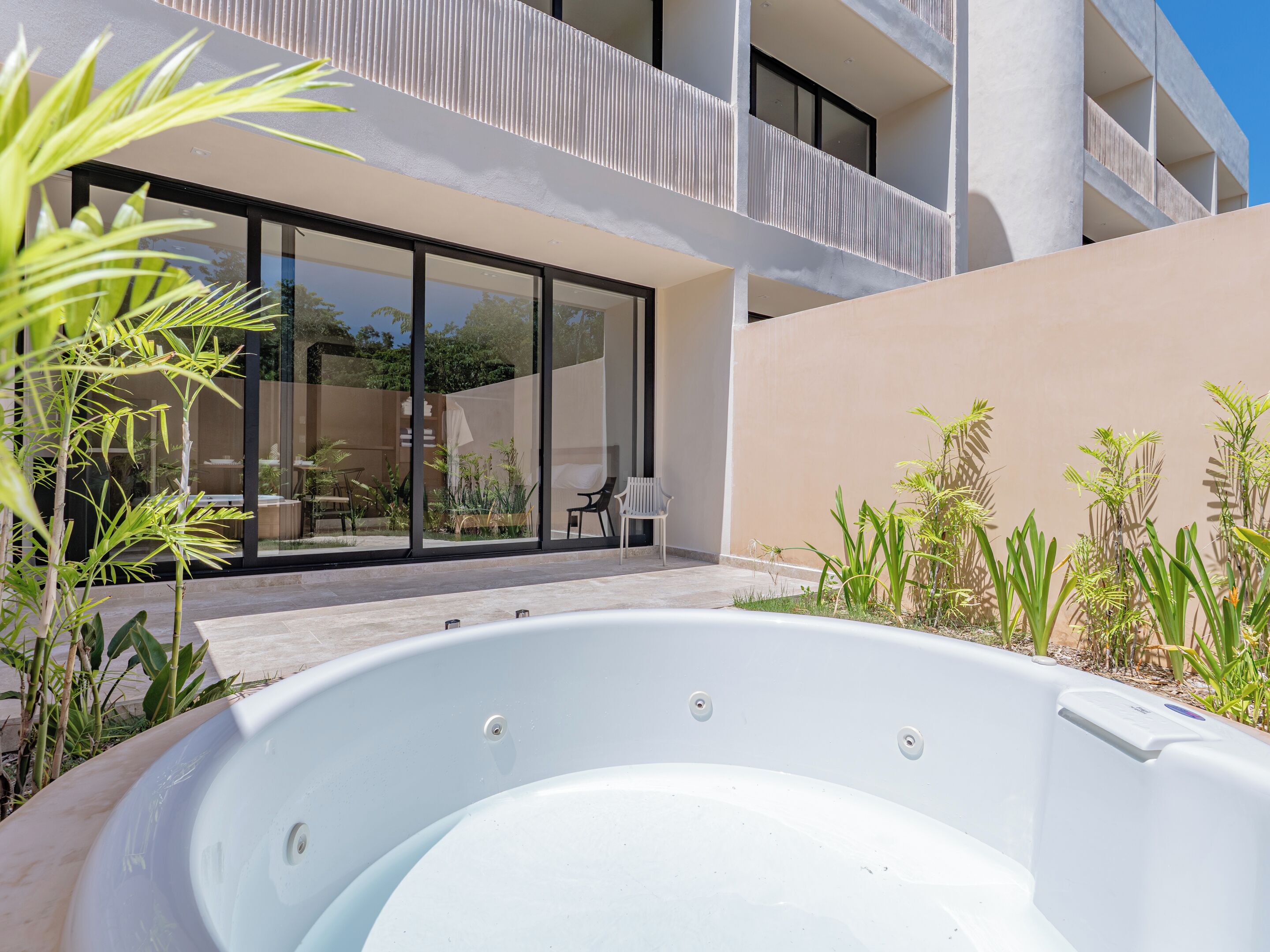 Comfort Studio | Outdoor spa tub