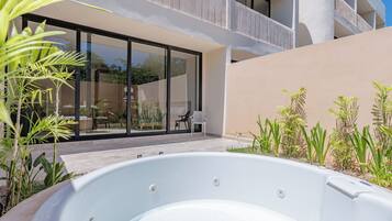 Comfort Studio | Outdoor spa tub