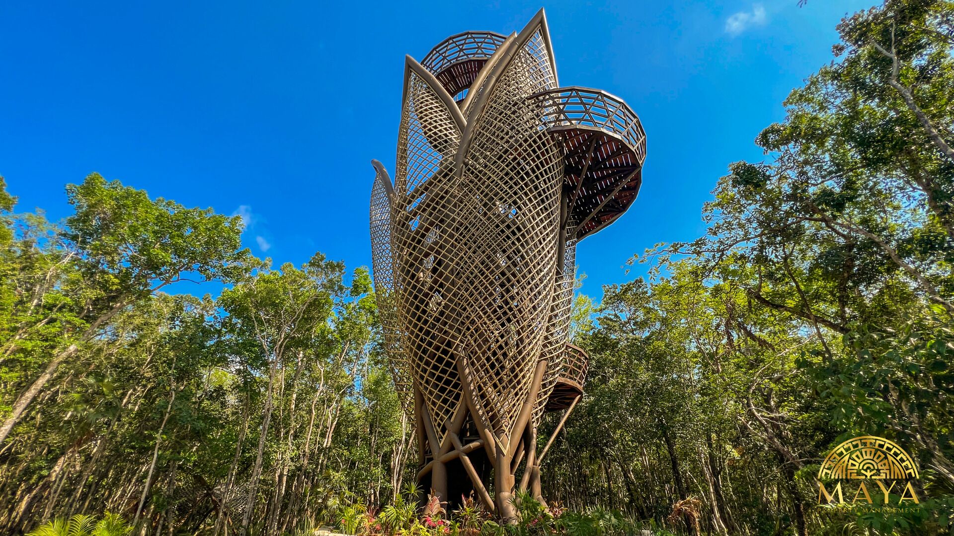Een unieke, open structuur, te midden van weelderige begroeiing, waarschijnlijk een opvallend architectonisch detail van een pand.