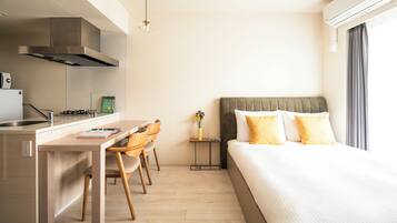 Deluxe Studio Apartment | Blackout drapes, iron/ironing board, free WiFi, bed sheets