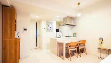 Deluxe Studio Apartment | Blackout drapes, iron/ironing board, free WiFi, bed sheets