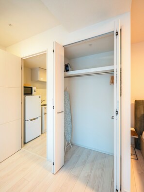 Executive Studio Apartment | ワードローブ